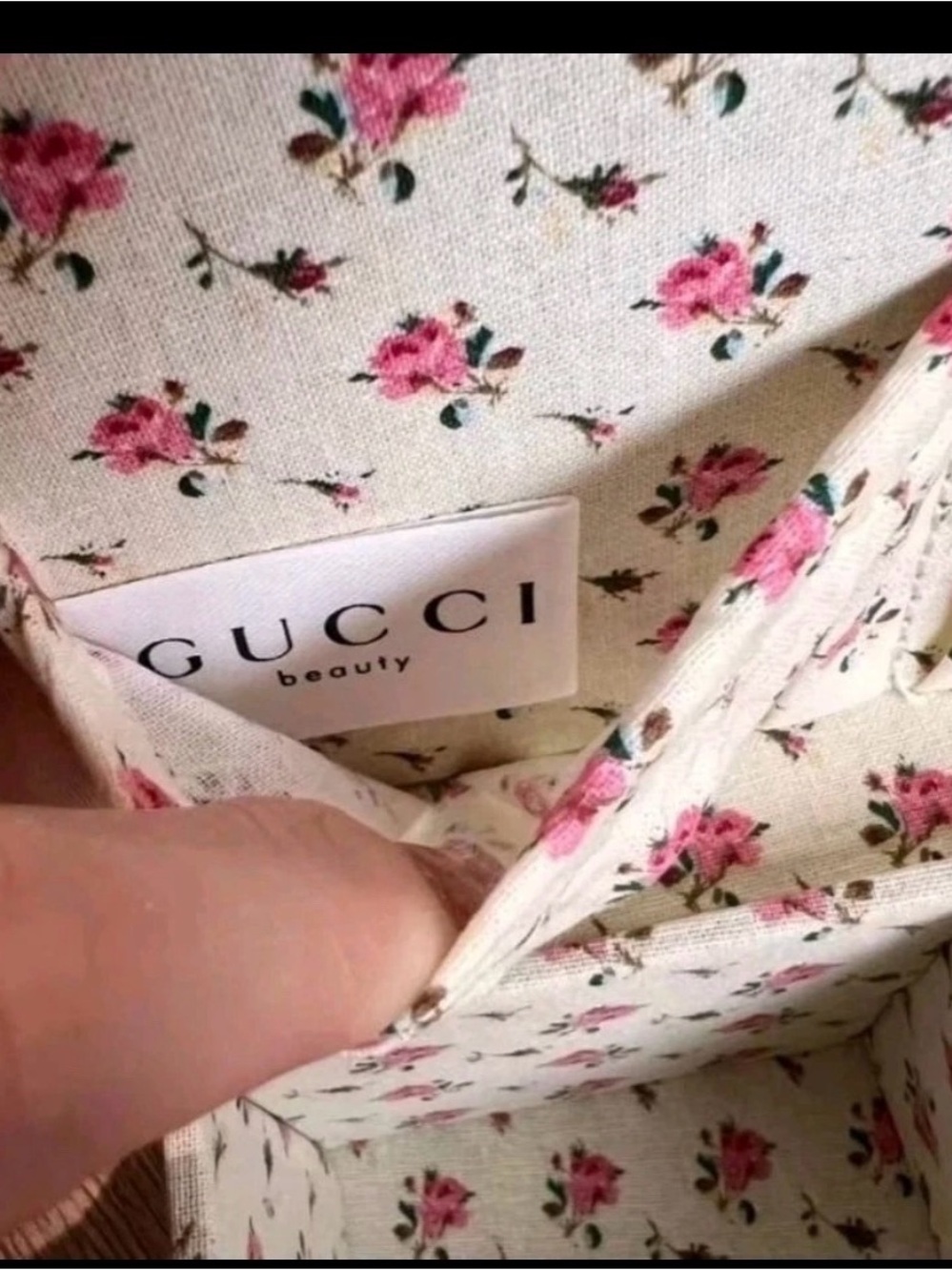 Gucci Beauty pink jewelry and makeup vanity case with a floral-lined interior. - Picture 13 of 15